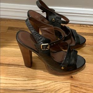 ABS AllenSchwartz metallic grey sandal w wood heel